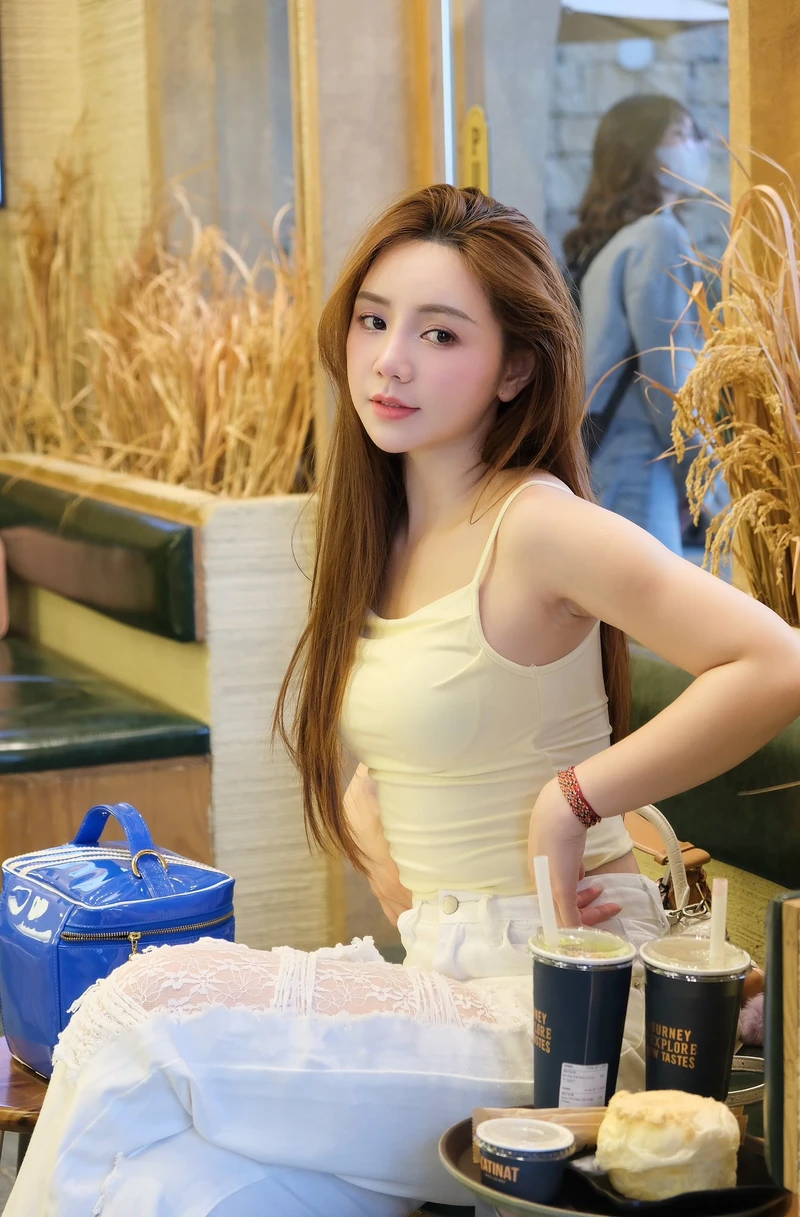 Hình nền cô gái trẻ với chất lượng cao sắc nét