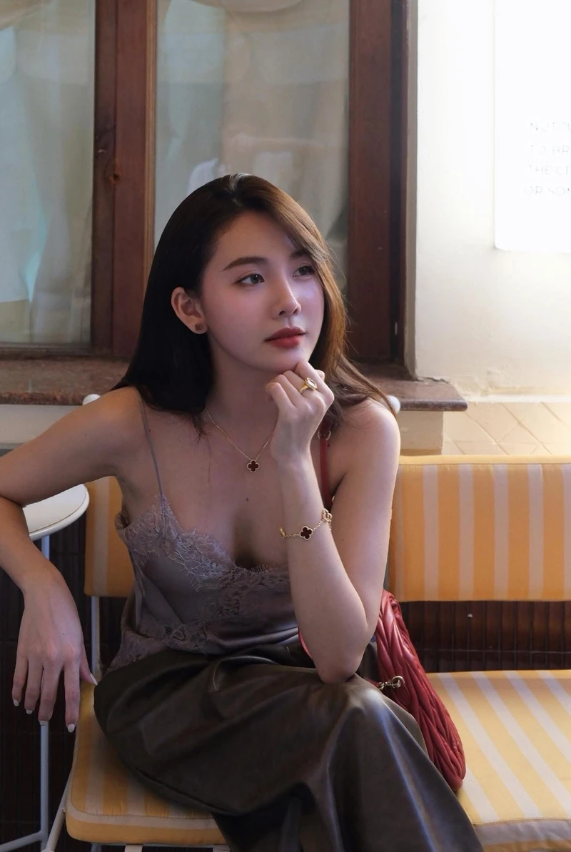 Hot girl 2k4 cuốn hút với outfit thời trang