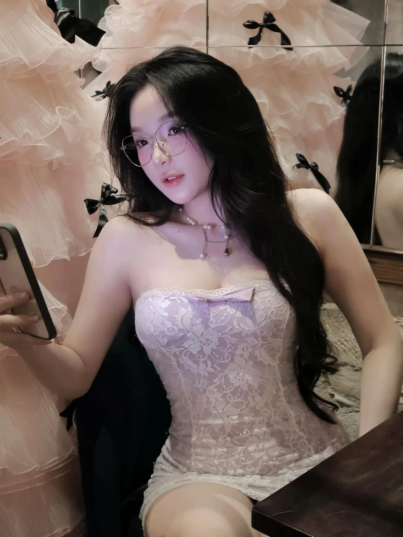 Hotgirl 2k4 nổi bật với phong cách hiện đại