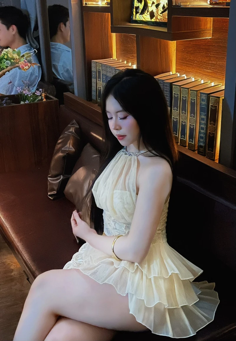 Hotgirl mạng xã hội với thần thái cuốn hút