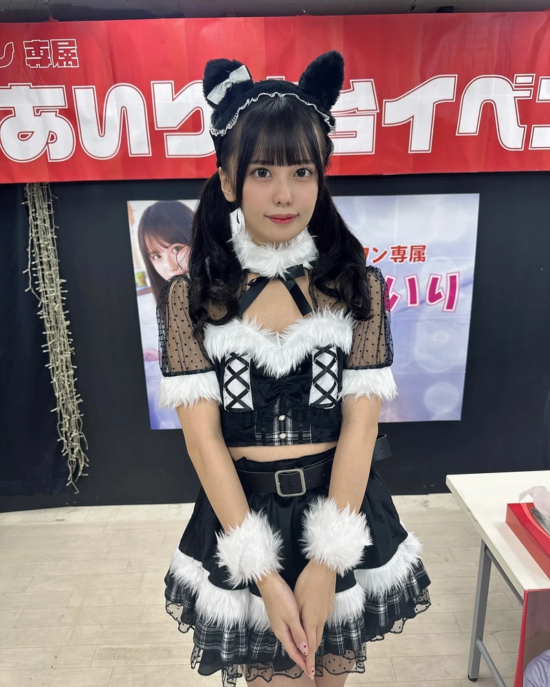 Mái tóc tối màu hợp vibe gravure của Airi Nagisa sexy
