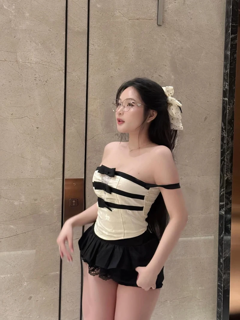 Nàng thơ 2k6 quyến rũ mặc váy ngắn hở hang gợi tình