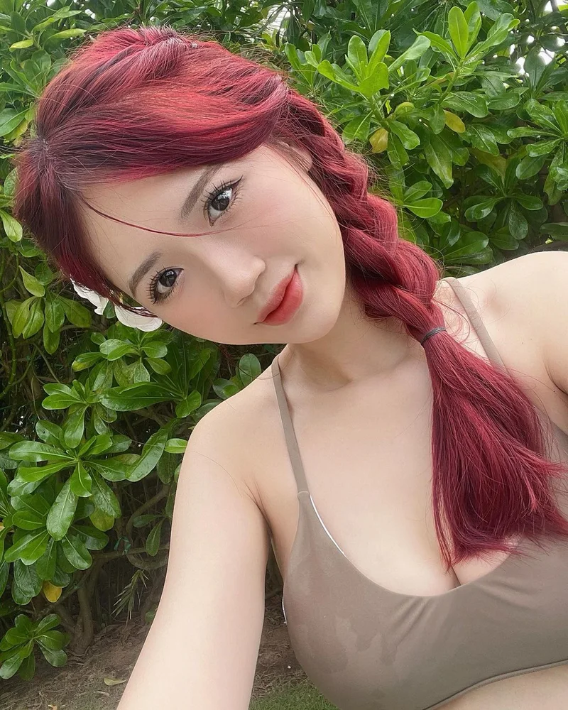 Nữ sinh dễ thương với ánh nhìn trong sáng