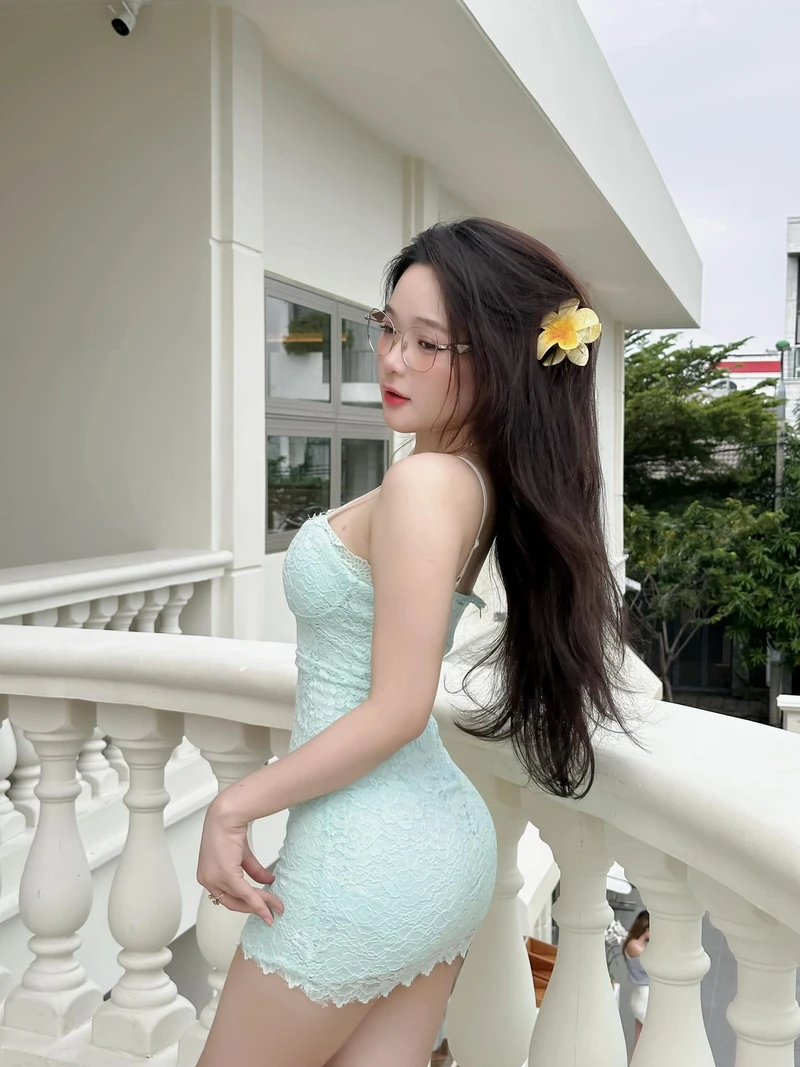 Tạo dáng gái xinh 2k5 trong khung cảnh ngoài trời