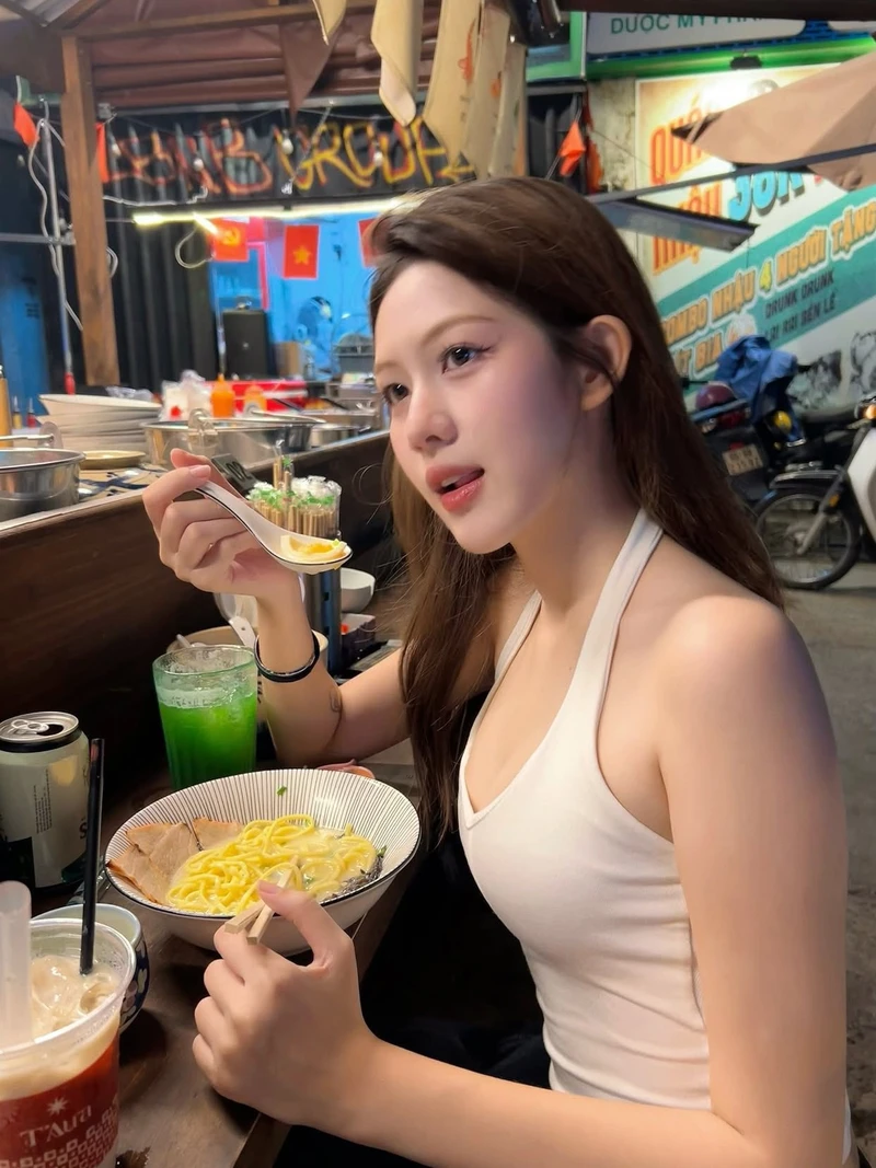 Thiếu nữ hiện đại với phong cách thời trang trẻ