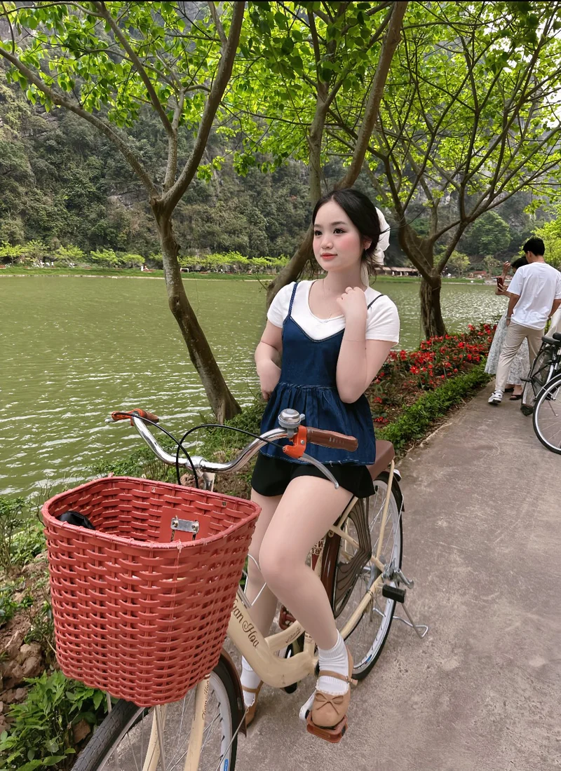 Tư thế nằm gợi cảm của cô gái 2k6