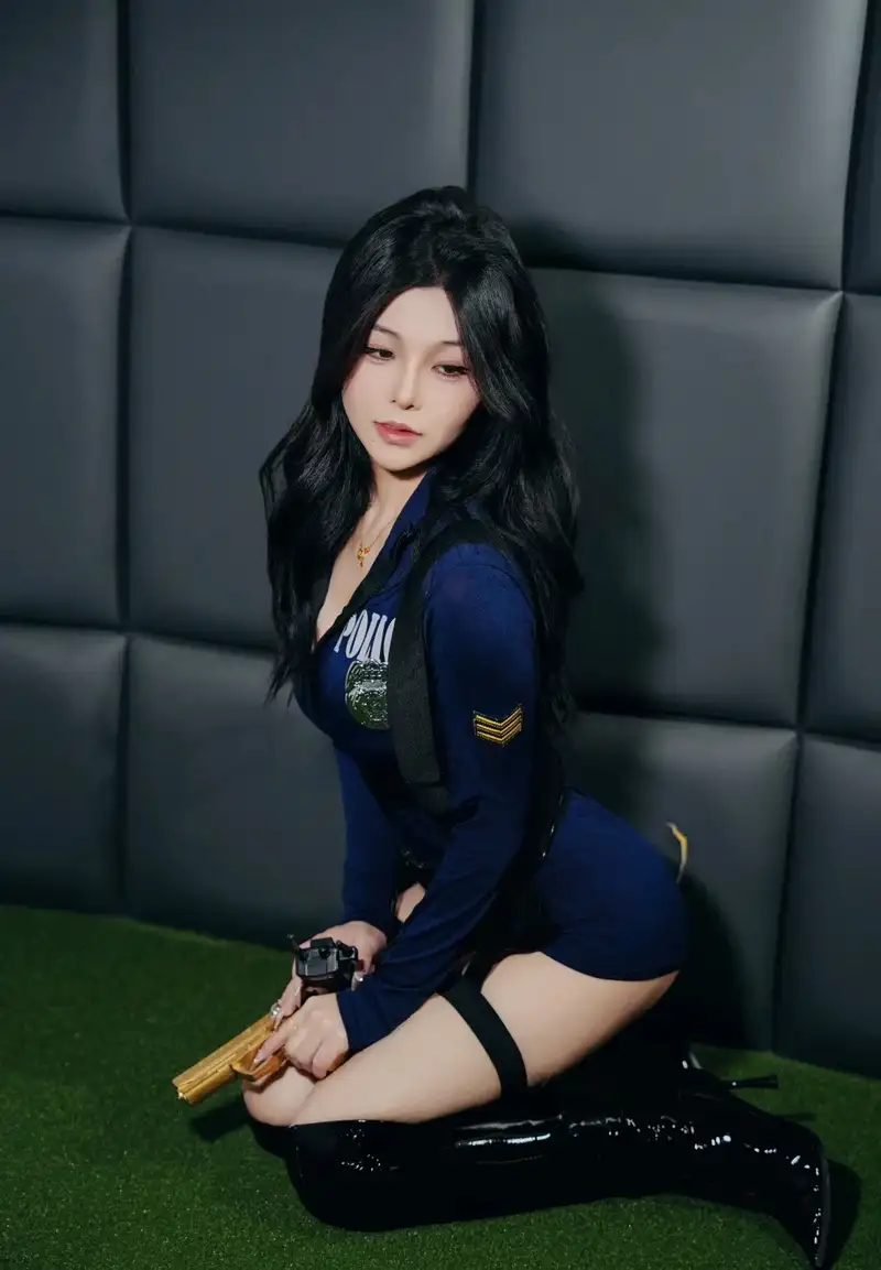 ảnh cosplay cảnh sát cực kỳ ấn tượng