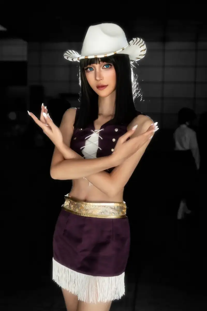 ảnh nico robin cosplay gợi cảm