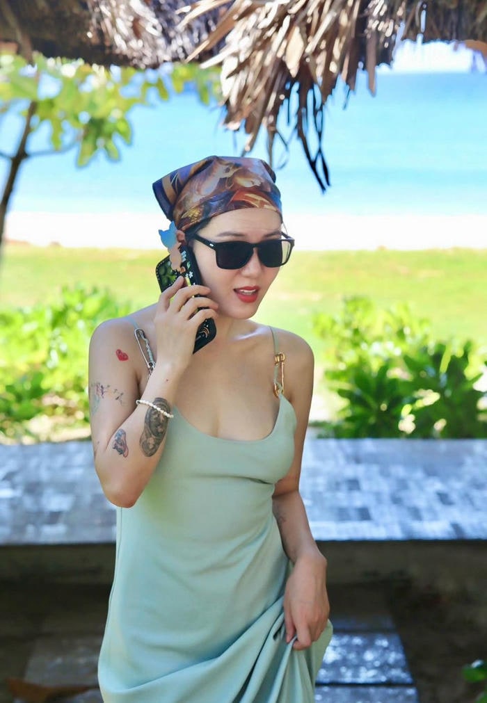 ảnh phương linh bikini thần thái thoải mái