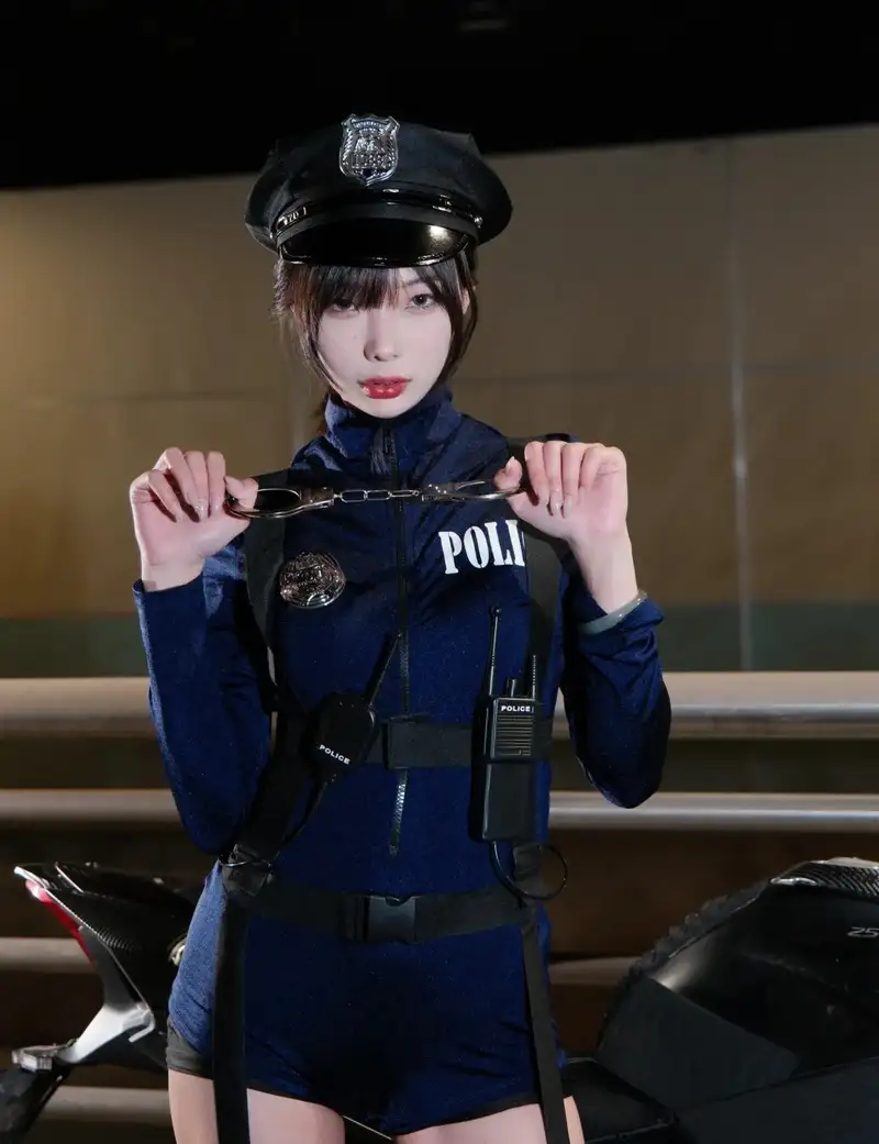 cosplay cảnh sát nữ ngầu và cá tính