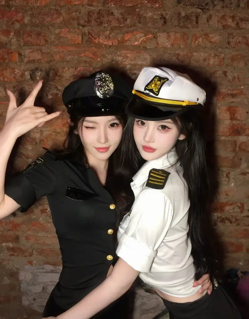 cosplay cảnh sát nữ nổi bật trước ống kính