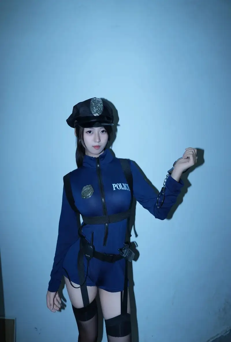 cosplay cảnh sát nữ tạo dáng ấn tượng