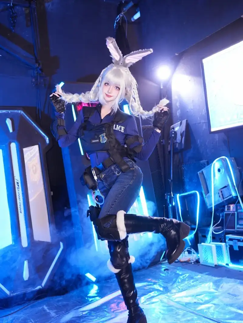 cosplay cảnh sát nữ thần thái chuyên nghiệp