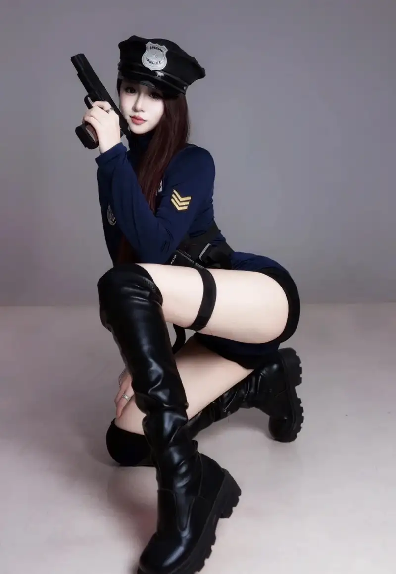 cosplay cảnh sát nữ trẻ trung năng động