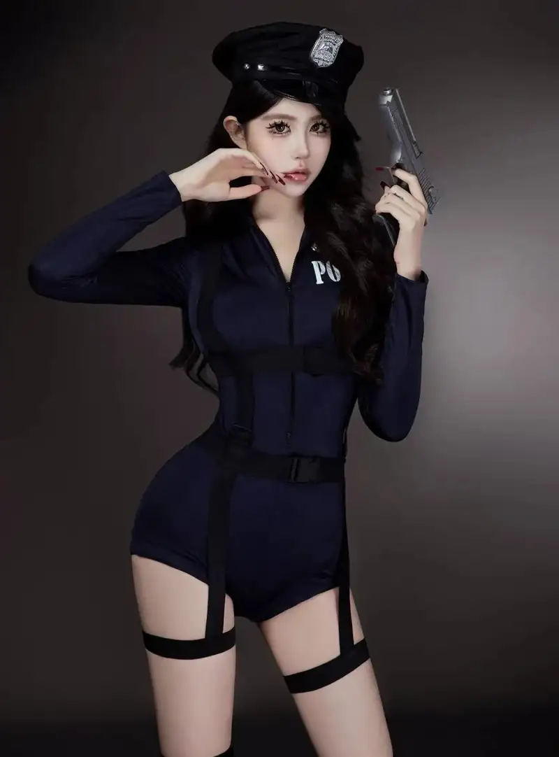 cosplay cảnh sát tạo dáng chuyên nghiệp