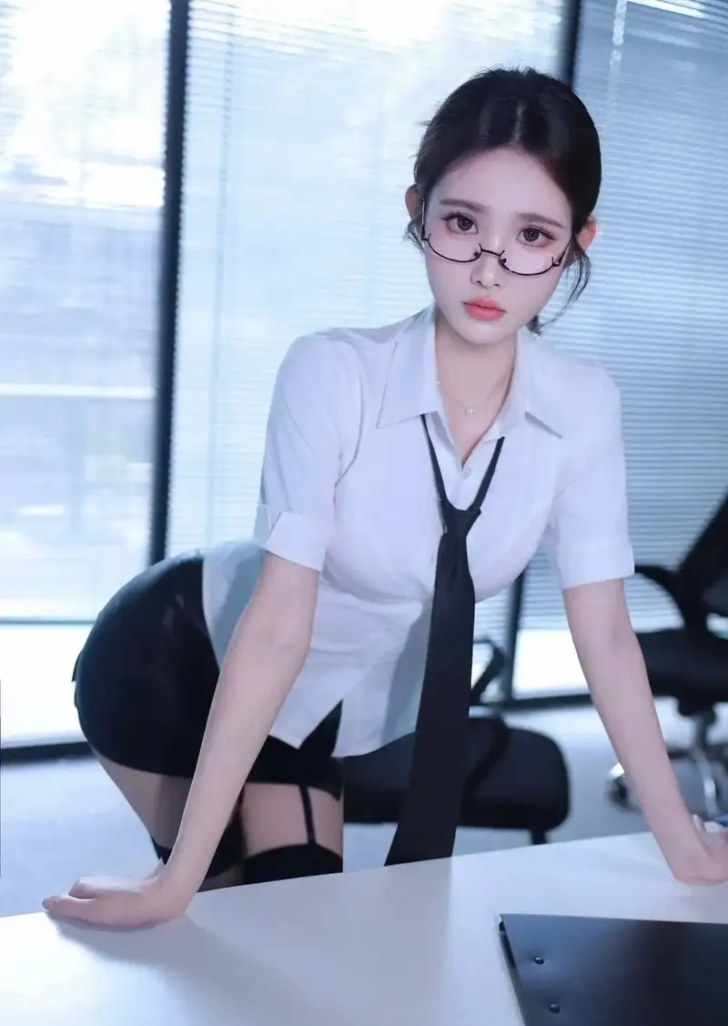 cosplay thư ký với trang phục công sở sang trọng