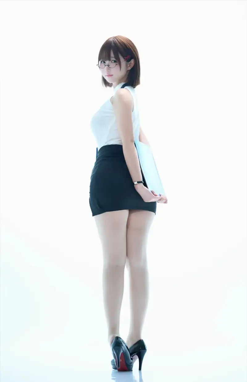 hình ảnh cosplay thư ký quyến rũ và thanh lịch