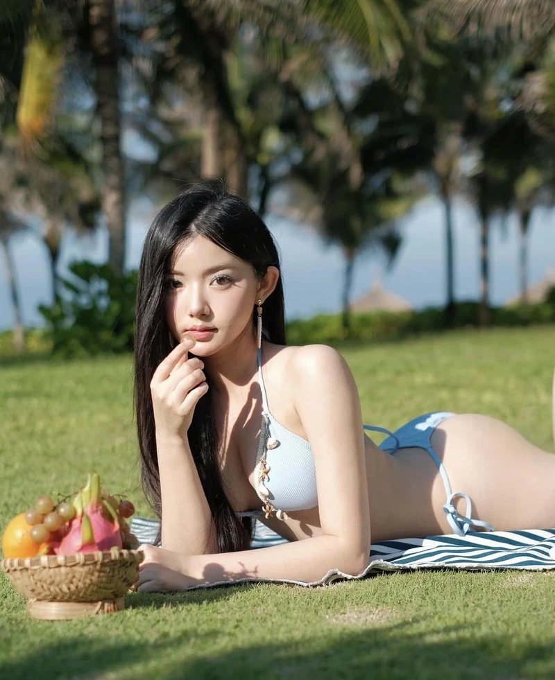 Ảnh gái xinh bikini rực rỡ mê hoặc