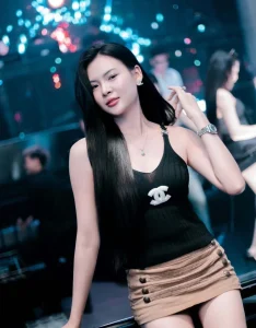 Gái xinh đi bar duyên dáng kiều sa
