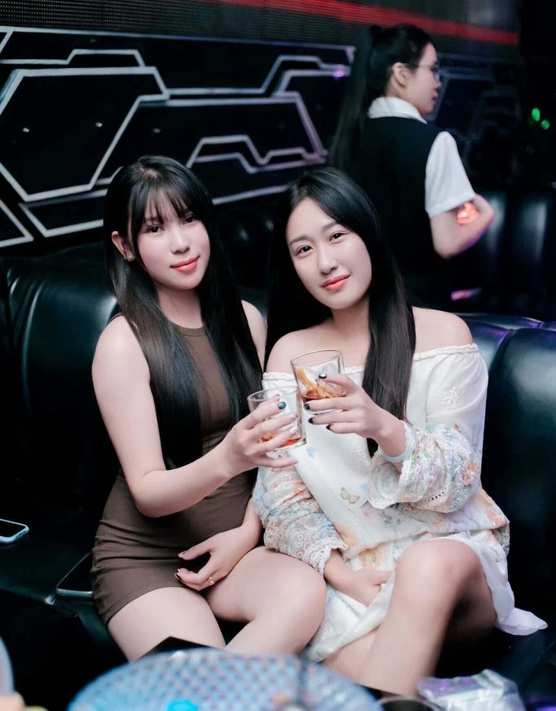 Gái xinh đi bar gợi cảm quyến rũ