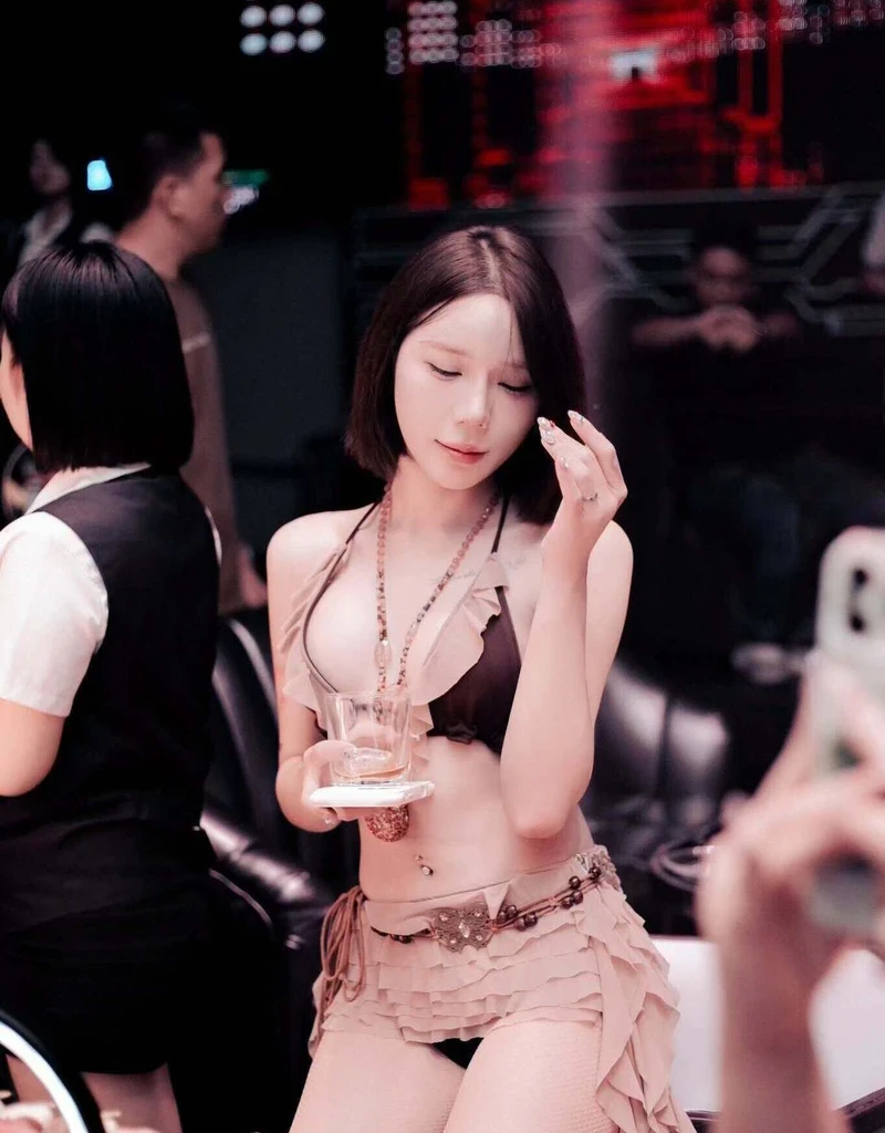 Gái xinh đi bar sang chảnh nổi bật