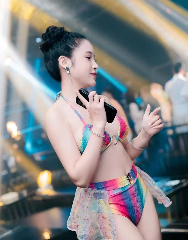Gái xinh đi bar thanh tú gợi cảm