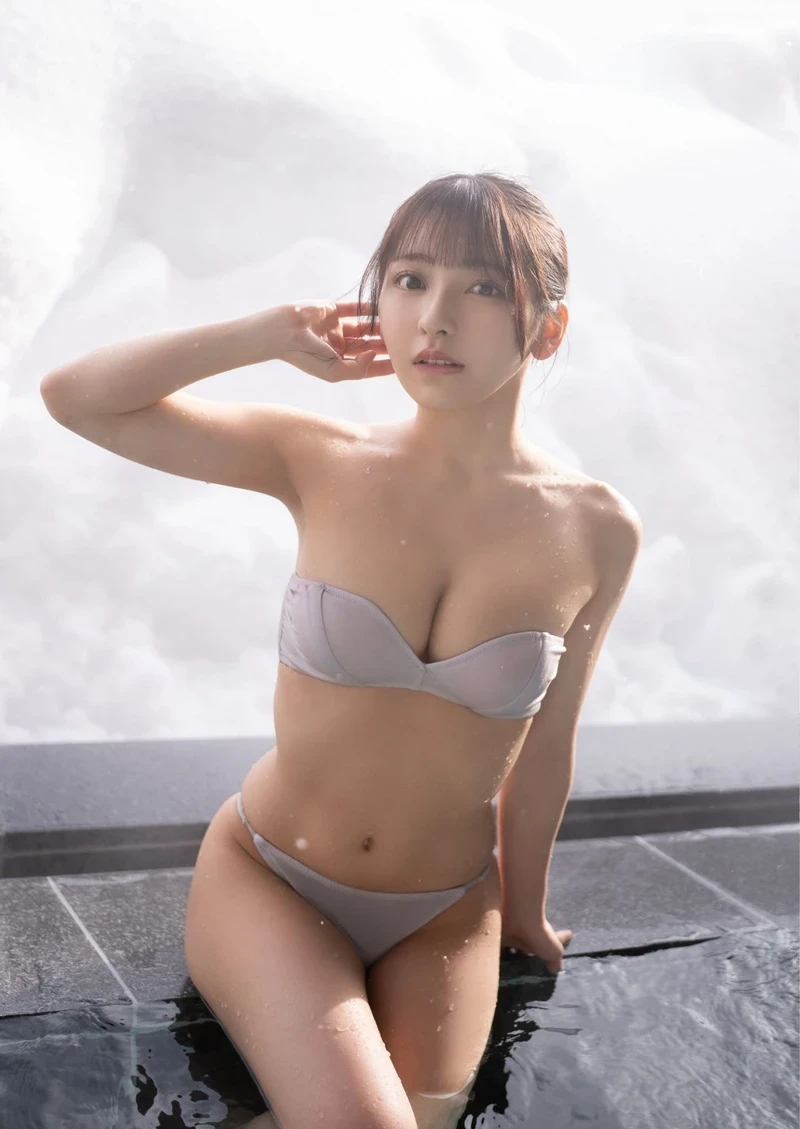 Hình gái Nhật bikini nóng bỏng với vòng ba tròn đầy