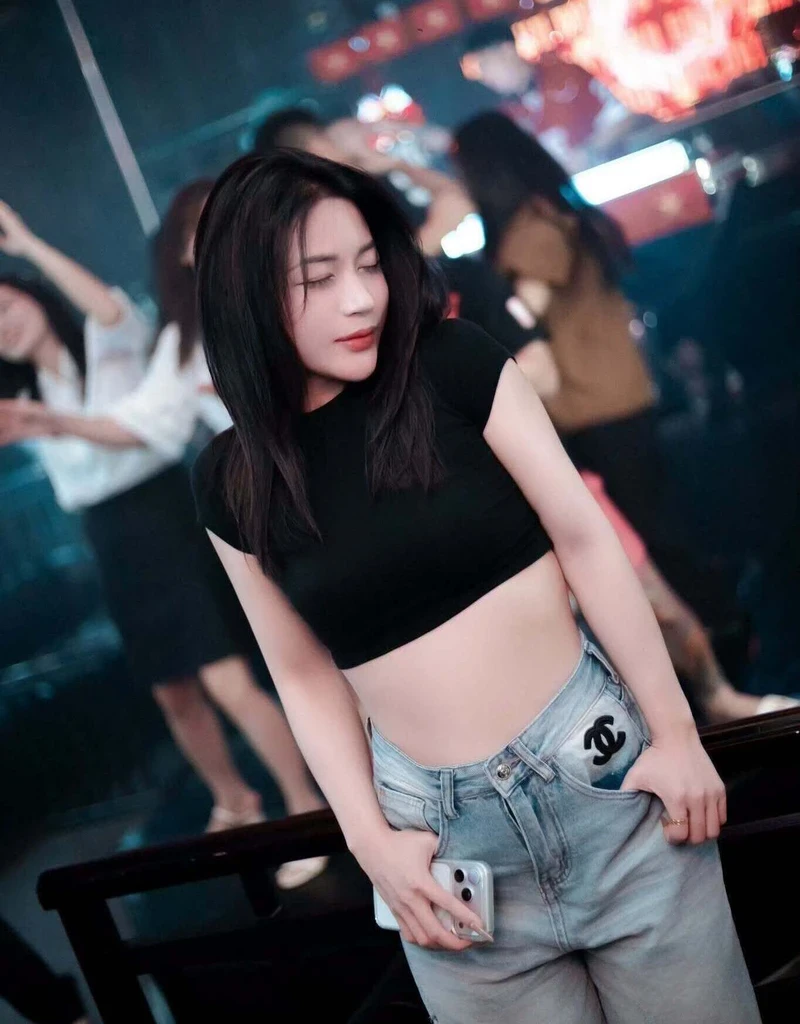 Hình gái xinh đi bar cá tính nổi bật
