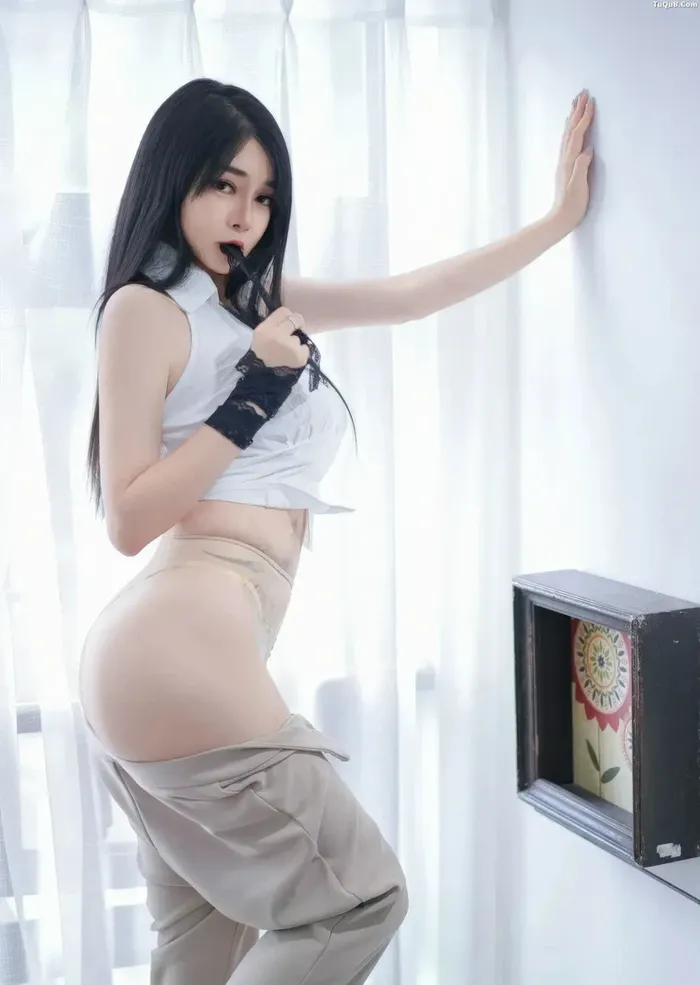 Cô gái văn phòng sexy diện bikini gợi cảm