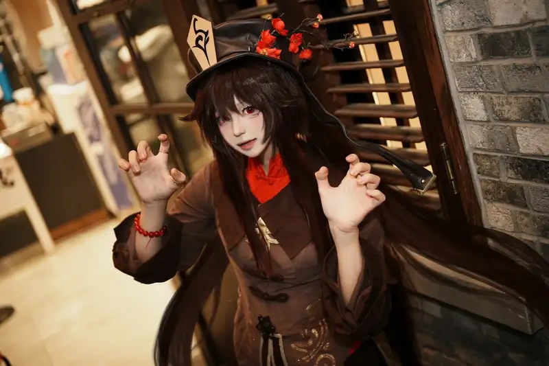 Ảnh cosplay Hutao với trang phục đỏ đen đặc trưng