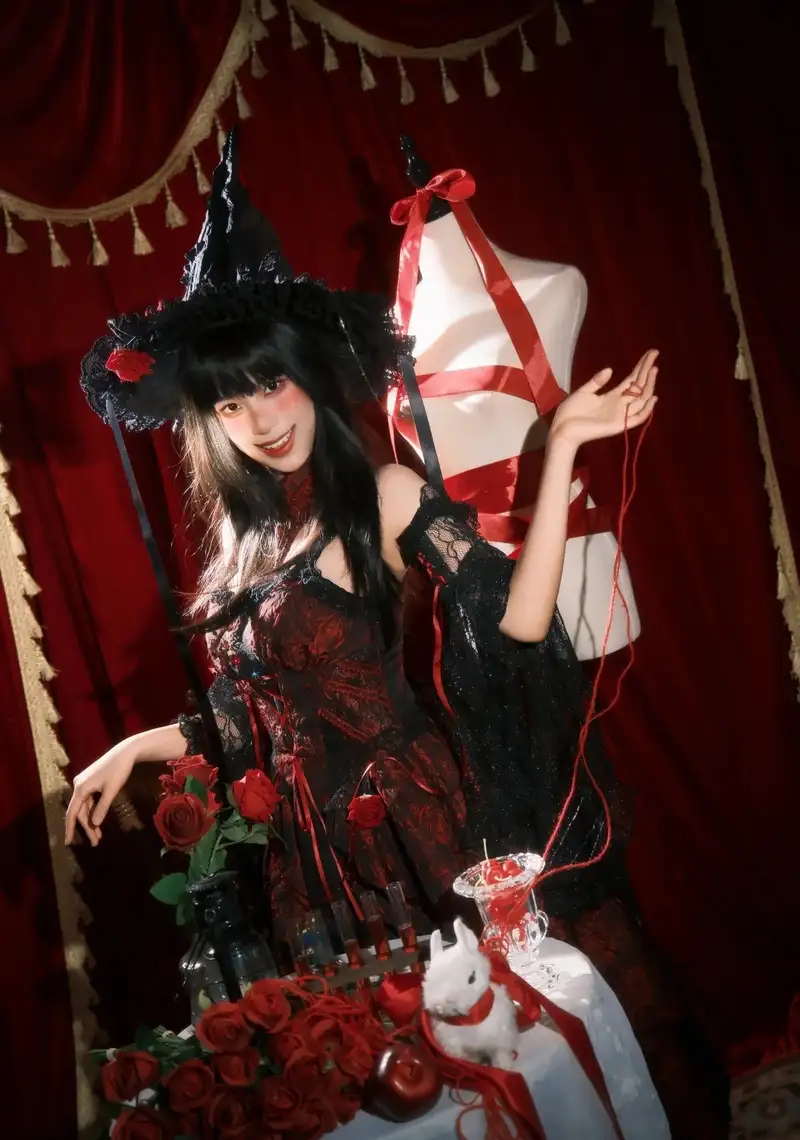 Ảnh cosplay phù thủy anime với tông màu tối