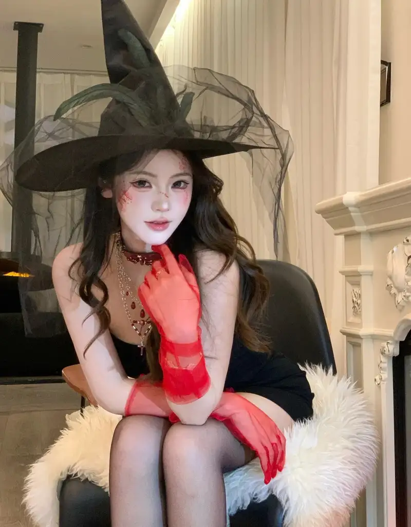 Ảnh cosplay phù thủy dễ thương với trang phục huyền bít