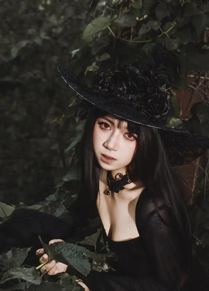 Ảnh đẹp cosplay phù thủy trong khung cảnh huyền ảo