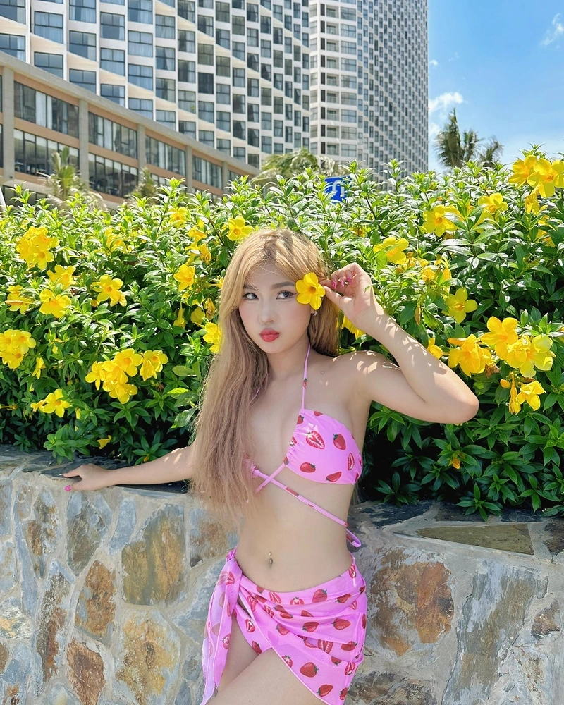 Ảnh Hoà Ruby bikini sexy cởi hết lộ da thịt