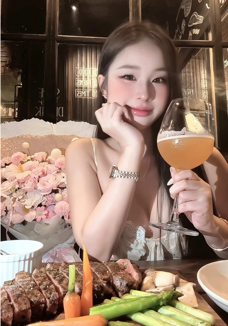 Ảnh Thuhuongbabyy lộ hàng ngực đầy đặn