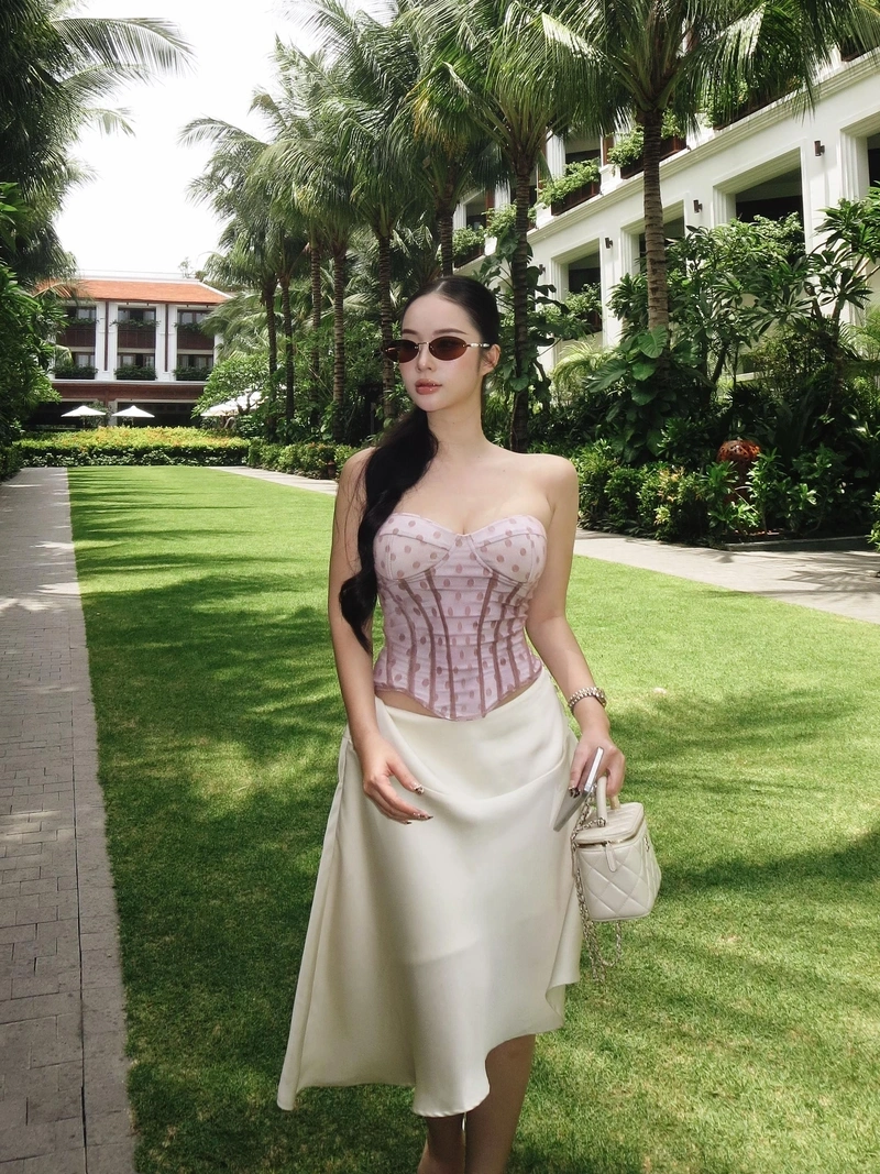 Ảnh Tiktoker Thuhuongbabyy sexy ngực căng tròn