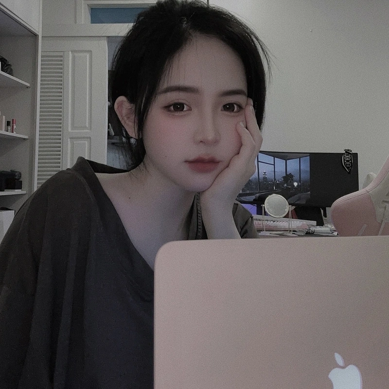 Ảnh Trần Huyền Châu khoe hàng ngực khủng gợi cảm
