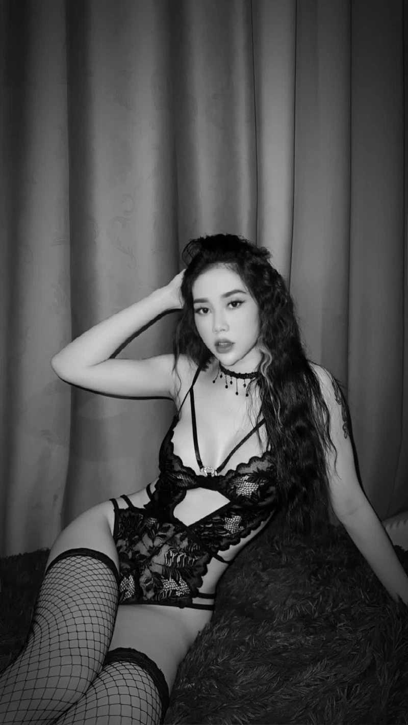 Ảnh Tuệ Vy nude quyến rũ đặt hình nền điện thoại