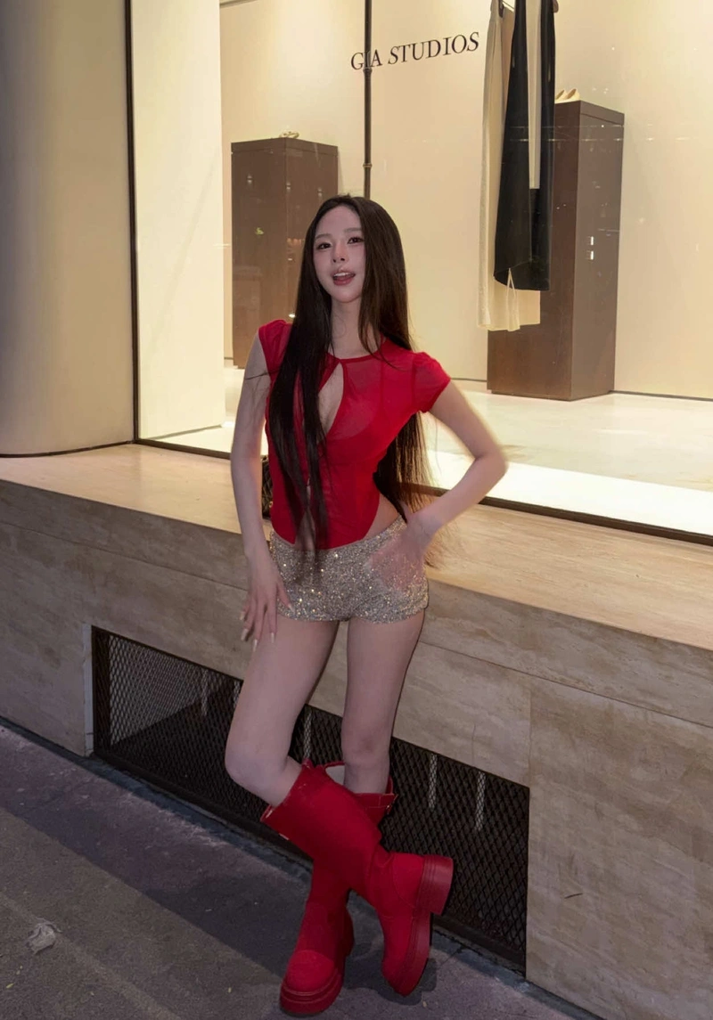 Ảnh Uyên Ni bikini cuốn hút mông đầy đặn
