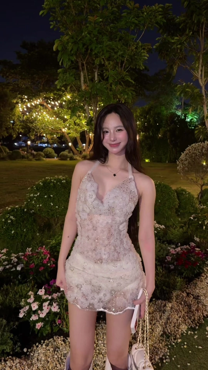 Ảnh Uyên Ni bikini hút hồn vòng 3 tròn