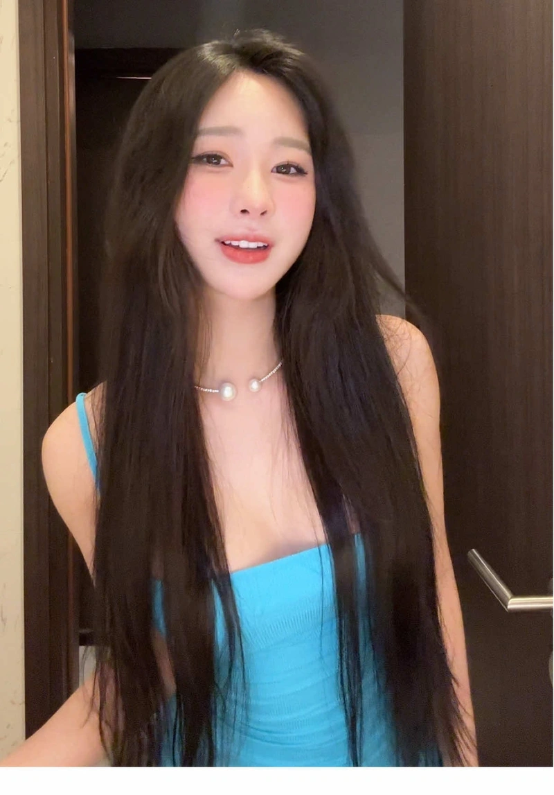 Ảnh Uyên Ni bikini khỏa thân cuốn hút