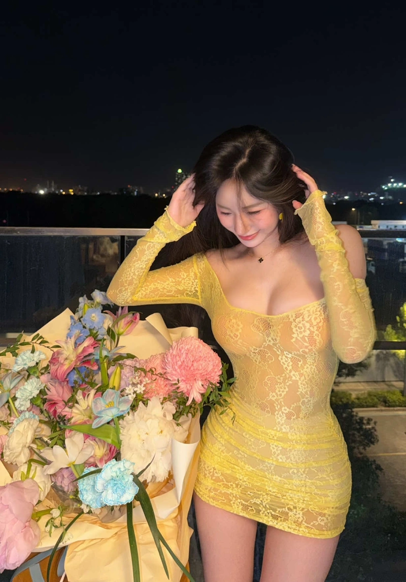 Ảnh Uyên Ni bikini lột đồ khoe hàng gợi dục