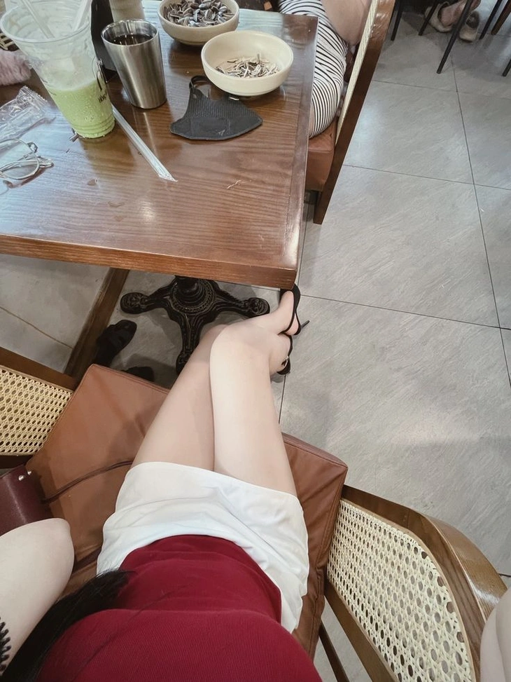 Ảnh đôi chân gái mịn màng quyến rũ