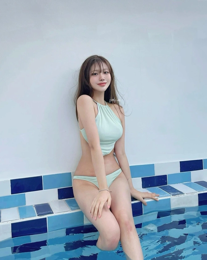Ảnh gái Hàn Quốc mặc bikini thanh tú duyên dáng