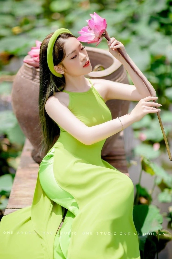 Ảnh gái xinh áo yếm mềm mại nữ tính