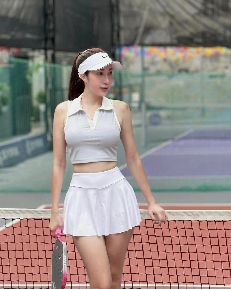 Ảnh gái xinh chơi pickleball dịu dàng