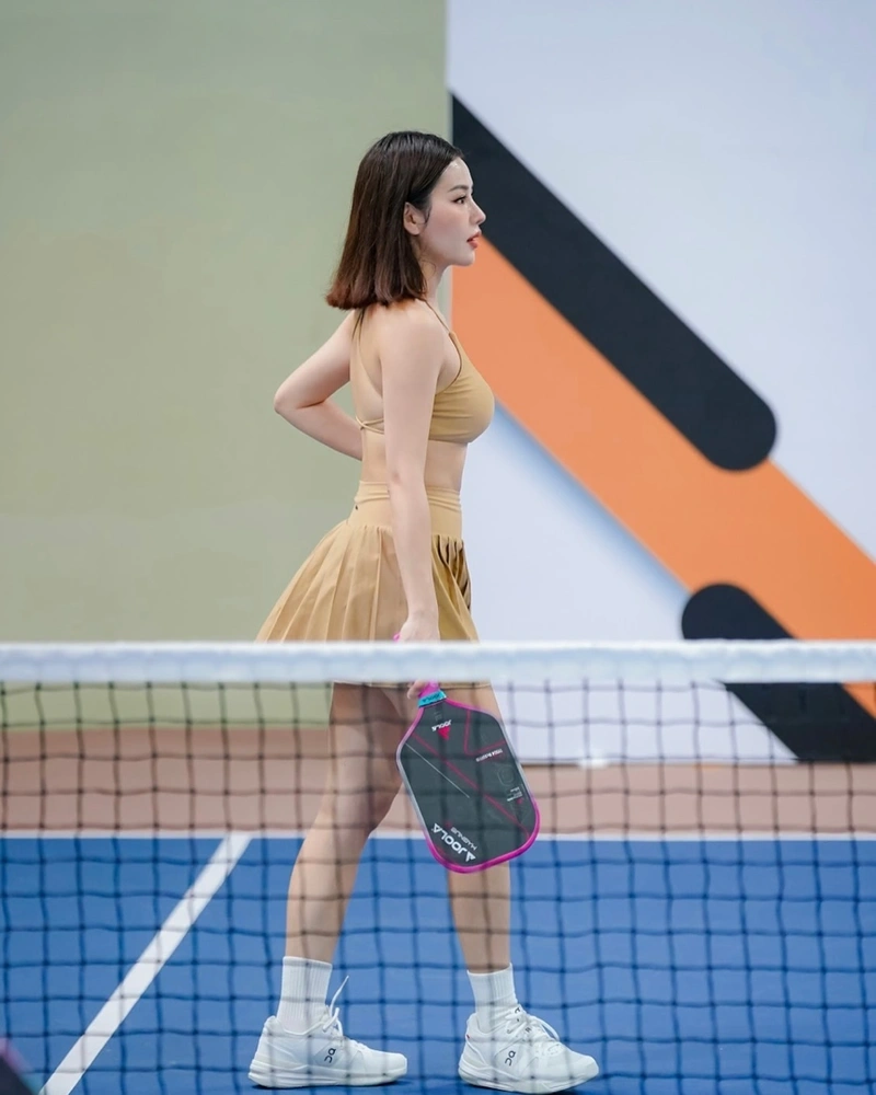 Ảnh gái xinh chơi pickleball duyên dáng