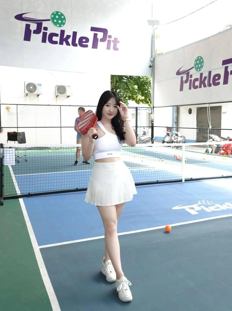 Ảnh gái xinh chơi pickleball năng động
