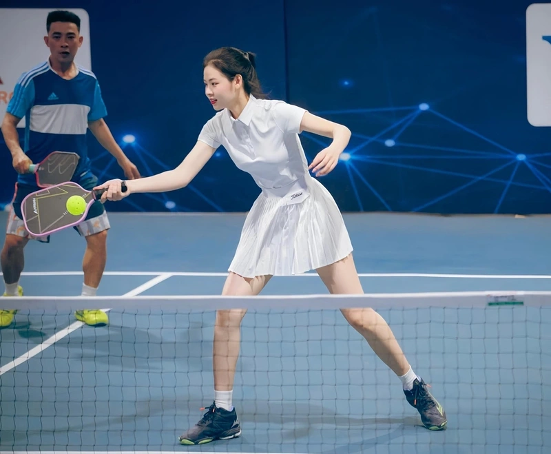 Ảnh gái xinh chơi pickleball rạng rỡ
