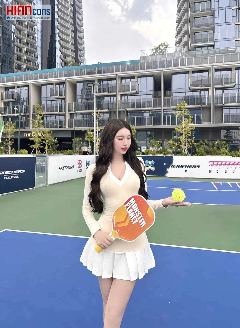 Ảnh gái xinh chơi pickleball thanh thoát
